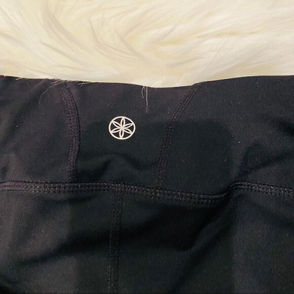 Gaiam Om Mesh Capri black purple Legging - Picture 6 of 6